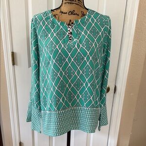 Crown & Ivy Green Graphic Blouse